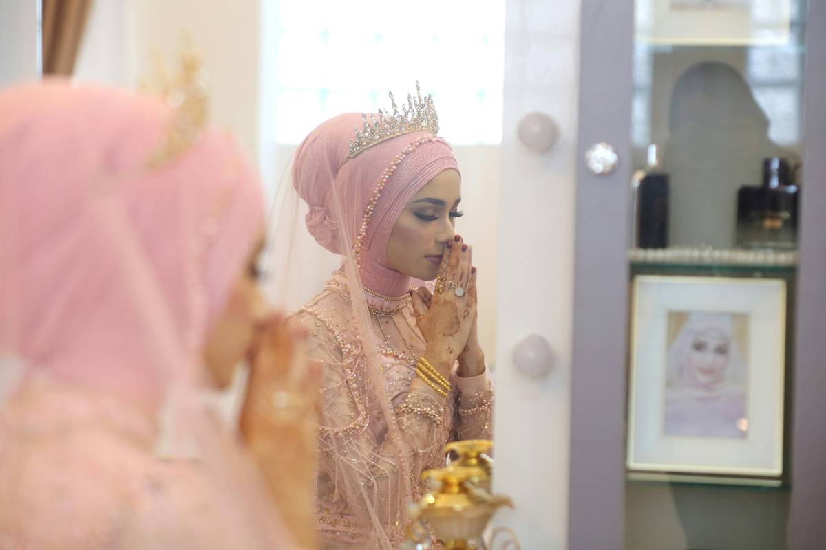 Infographic showing halal vs haram makeup ingredients: lists ethanol, carmine, porcine glycerin as haram; plant-based glycerin, mineral pigments, halal-certified squalane as halal